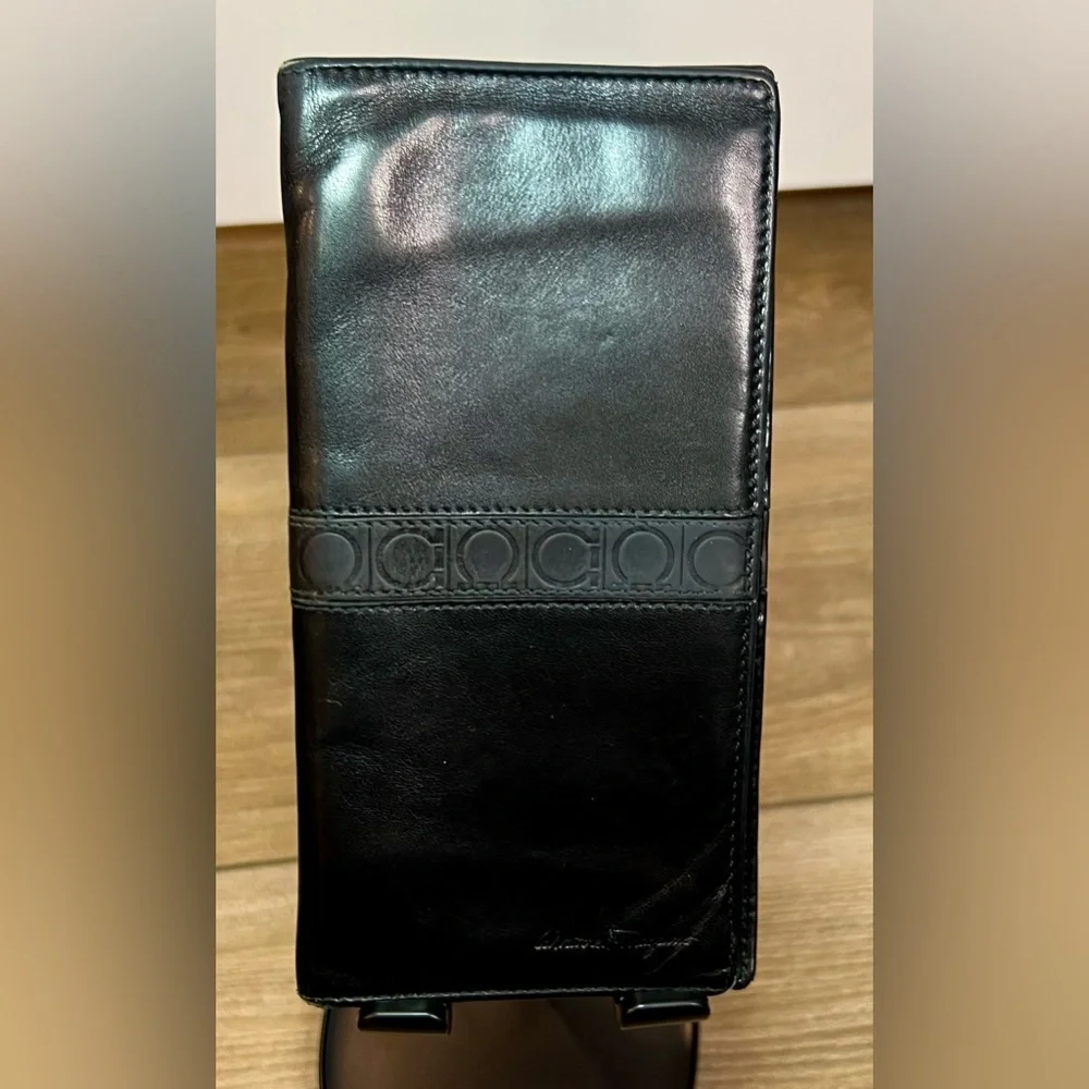 SALVATORE FERRAGAMO Ganchini Leather Wallet in Black